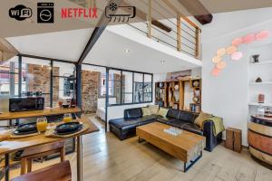 Posezení v ubytování Loft and Suites