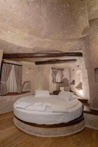 Postel nebo postele na pokoji v ubytování Kemerhan Cave Suites