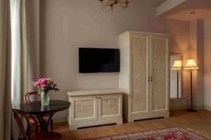 TV a/nebo společenská místnost v ubytování GRAND HOTEL GYUMRI by APRICOT Hotels
