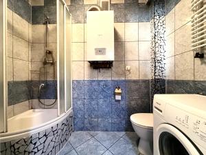 a bathroom with a tub and a toilet and a sink at Chrobrego Apartment - Self check-in 20h - parking in Oława