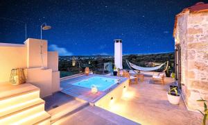 patio con vasca idromassaggio sul tetto di notte di Ferienhaus Für 12 Personen In Agia Paraskevi Nordkreta, Kreta Nordküste Kretas a Georgioupolis