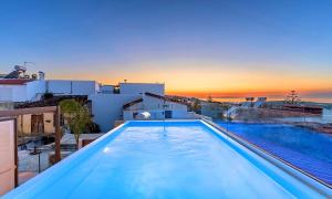 una piscina in cima a un edificio con tramonto di Ferienhaus Für 12 Personen In Agia Paraskevi Nordkreta, Kreta Nordküste Kretas a Georgioupolis