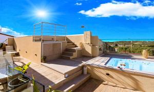 una casa con piscina sul tetto di Ferienhaus Für 12 Personen In Agia Paraskevi Nordkreta, Kreta Nordküste Kretas a Georgioupolis Altre 28 foto