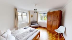 une chambre avec un lit et une chaise dedans dans l'établissement Eifel Oase, à Monschau