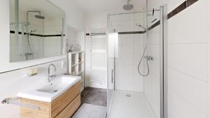 une salle de bain avec lavabo et douche dans l'établissement Eifel Oase, à Monschau 21 autres photos