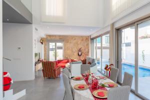 une salle à manger et un salon avec une table et des chaises dans l'établissement Margaritaville, à Pilar de la Horadada