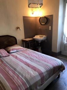 Ένα ή περισσότερα κρεβάτια σε δωμάτιο στο Chez Mamine, au coeur du village avec jardin