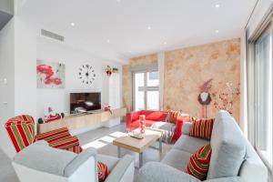 un salon avec deux canapés et une télévision dans l'établissement Margaritaville, à Pilar de la Horadada