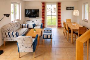 TV a/nebo společenská místnost v ubytování Entspannter Urlaub Am Meer Im Reethaus Simba + 13 fotografií