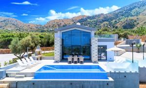 ゲオルギオポリスにあるFerienhaus Für 30 Personen In Mathes, Kreta West Kretaの山々を背景にスイミングプールが備わるヴィラ
