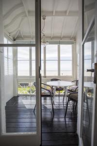 Balkón nebo terasa v ubytování Waves