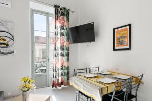 Telewizja i/lub zestaw kina domowego w obiekcie Studio Jaune FSHH