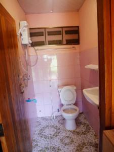 a small bathroom with a toilet and a sink at Mae Klang Luang View in Ban Sop Mae Klang