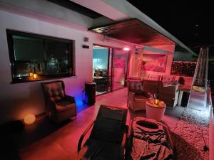 ein Wohnzimmer mit Couch und Fernseher in der Unterkunft Penthouse Jacuzzi - Finestrat - Benidorm - Albir in Finestrat