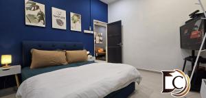 a blue bedroom with a bed and a blue wall at Pontian Homestay - 181 Homestay MusIim Friendly in Kampong Atap