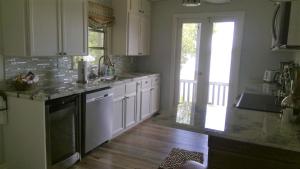 Una cocina con gabinetes blancos y encimera. en Lakefront with Dock on Private Lake Florence near Montverde Academy, en Montverde 23 fotos más