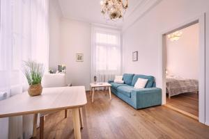 a living room with a blue couch and a table at Bern 2, Perfect Location, comfortable & modern in Bern