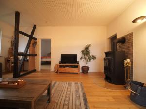 TV a/nebo společenská místnost v ubytování Rustikale Ferienwohnung mit Kamin