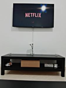 TV a/nebo společenská místnost v ubytování WiFi & Smart TV & Netflix & Free Parking & Full Kitchen & Heating & Washing Machine