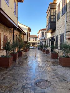 una calle vacía en una ciudad con edificios en Konak Hotel Kaleiçi, en Antalya