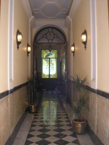 ローマにあるSoggiorno Angelusのステンドグラスの窓付きのドアのある廊下