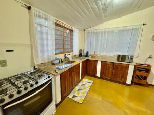 Kuchyň nebo kuchyňský kout v ubytování Casa com cachoeiras e contato com a natureza