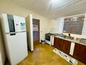 Kuchyň nebo kuchyňský kout v ubytování Casa com cachoeiras e contato com a natureza
