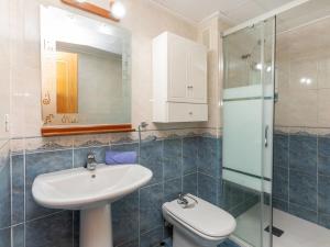 A bathroom at Apartment Vila De Oropesa IV by Interhome