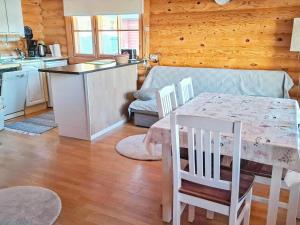 eine Küche und ein Esszimmer mit Tisch und Stühlen in der Unterkunft Holiday Home Alppi 7a paritalo by Interhome in Hyrynsalmi