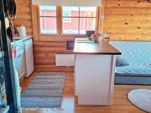eine Küche mit einer Theke in einem Zimmer mit einem Bett in der Unterkunft Holiday Home Alppi 7a paritalo by Interhome in Hyrynsalmi