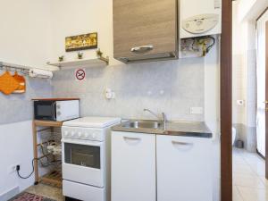 A kitchen or kitchenette at Studio Fra Cristoforo Studio Apartment by Interhome
