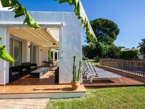 Vonkajšia záhrada v ubytovaní Holiday Home Villa Marina by Interhome