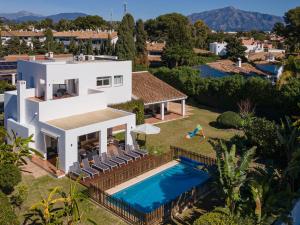 Bazén v ubytovaní Holiday Home Villa Marina by Interhome alebo v jeho blízkosti