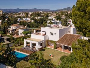Bazén v ubytovaní Holiday Home Villa Marina by Interhome alebo v jeho blízkosti