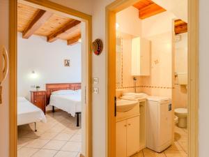 een kamer met een slaapkamer, een bed en een badkamer bij Apartment Vento Alpino-1 by Interhome in Predaia