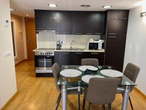 a kitchen with a table and chairs in a kitchen at Apartamento céntrico con Parking en Palamos in Palamós