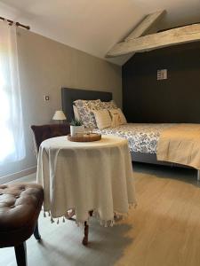 a bedroom with a bed and a table with a table at Bulle d'évasion in Belleville-sur-Loire +7 photos