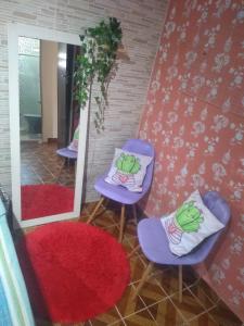 una stanza con tre sedie e uno specchio di Quarto centro Sao thome casa a São Thomé das Letras Altre 8 foto