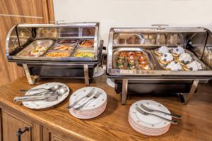 bufet z talerzami i naczyniami na stole w obiekcie Hotel Kolonie w mieście Frydlant nad Ostrawicą