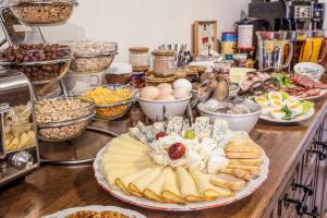 stół z różnymi rodzajami żywności w obiekcie Hotel Kolonie w mieście Frydlant nad Ostrawicą