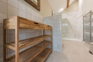 LlanrhyddladにあるMor Awel By Birch Stays New Homeの白いタイル張りの壁のバスルーム(シャワー付) +57枚の写真