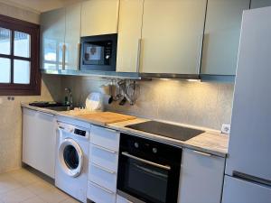 Kuchnia lub aneks kuchenny w obiekcie Villa Adel 56, private heated pool, parking