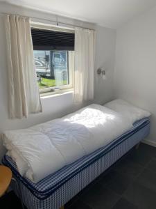 Ένα ή περισσότερα κρεβάτια σε δωμάτιο στο Nymindegab Ridecenter Hytte 5