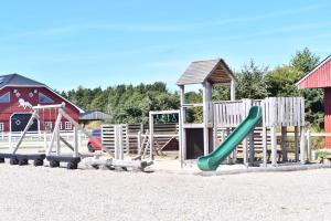 Ο χώρος παιχνιδιού για παιδιά στο Nymindegab Ridecenter Hytte 5