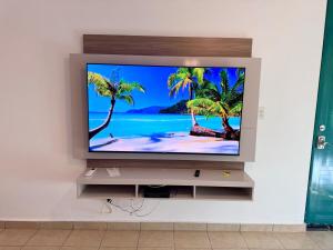 TV a/nebo společenská místnost v ubytování Beachfront Family Resort w Pools and Lazy River