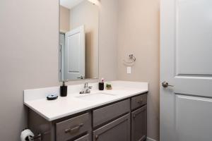 Ένα μπάνιο στο Cozy 2BR Sunset Haven +17 φωτογραφίες