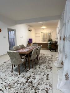 Khu vực ghế ngồi tại Gisa Hostel All Private Ensuite Rooms