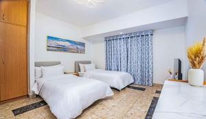 Postel nebo postele na pokoji v ubytování Al Bustan Centre & Residence