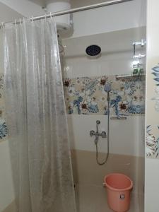 Ένα μπάνιο στο Servostay - Just Launched 3 BHK Near Madhapur With Private Parking