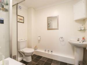 ein weißes Badezimmer mit Toilette und Waschbecken in der Unterkunft Arnside House in Carnforth + 13 Fotos